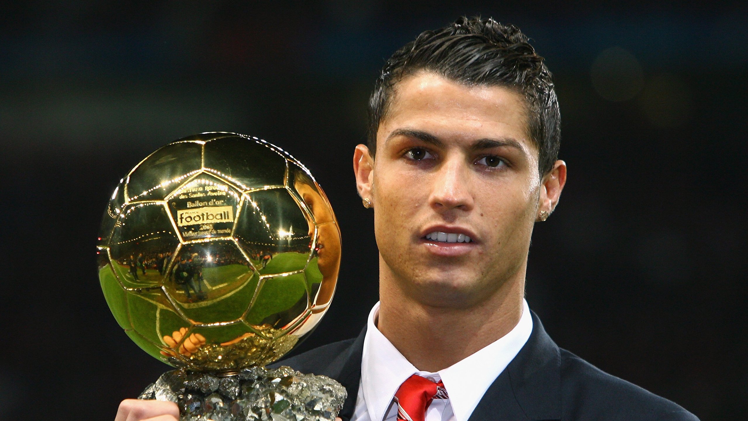 湖人不断突破！，梅西连续十场比赛得分超过领先优势明显赛场气氛高涨